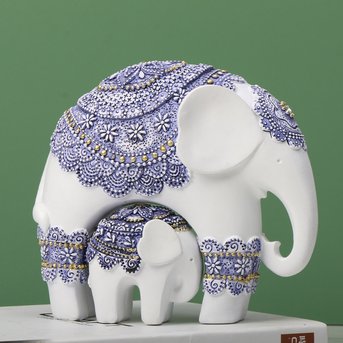 Blue and White Trunk-Up Elepha - Home Decor Deals recension och pris